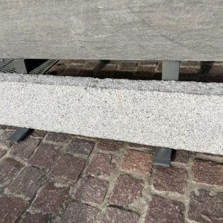 Boordsteen lichtgrijs graniet 8/20